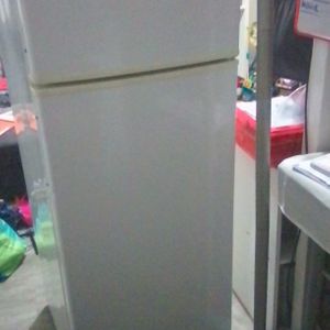 Réfrigérateur blanc avec congélateur 