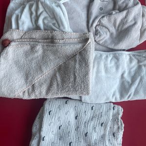 4 serviettes de bain bébé + un très grand lange 