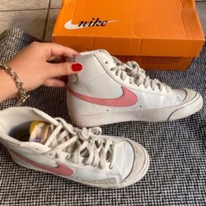 Nike blazer noir et roses taille 36,5