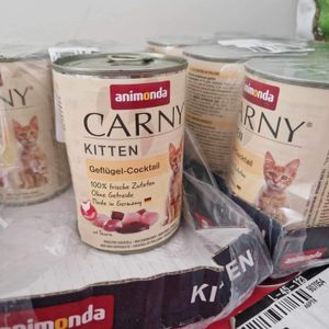 Donne nourriture pour chaton CARNY