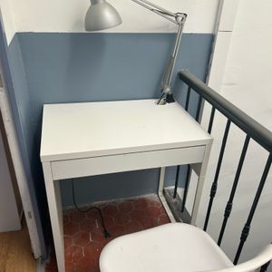 Bureau chaise et lampe 