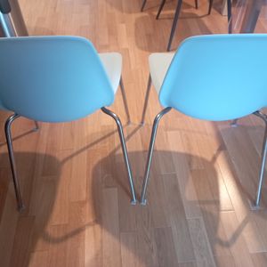2 chaises bleu ciel Ikea en très bon état