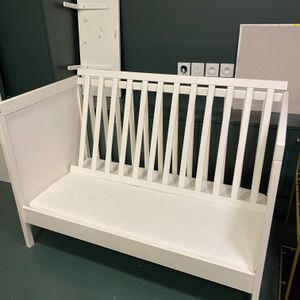 Donne lit bébé IKEA 