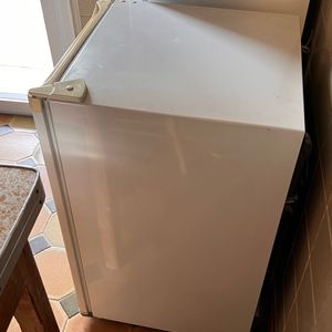 Petit réfrigérateur environ 80cm de haut