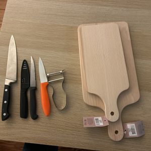 Divers couteaux et planches à découper   