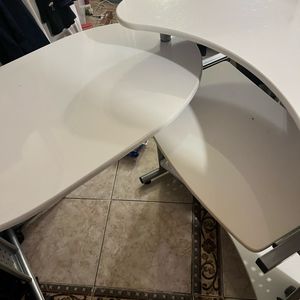 Bureau blanc qui s’ouvre en bureau d’angle 