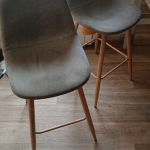 Deux chaises hautes grises 