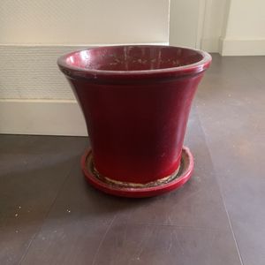 Gros pot de fleurs rouge
