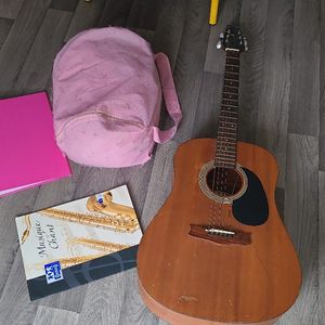 Plusieurs objets de loisir une guitare sac couchag