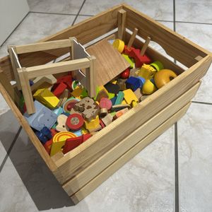 Caisse de cubes et jouets en bois