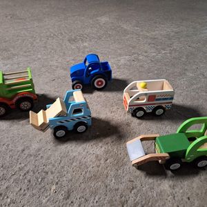 Lot de voitures en bois