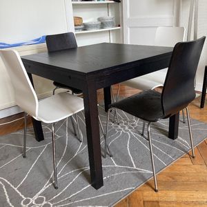 Table IKEA en bois noir extensible de 4 à 8 places