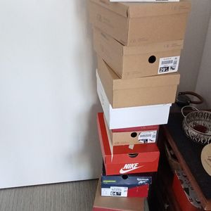 Diverses boîtes à chaussures vides