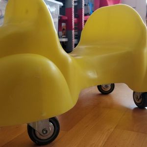 Petite voiture jaune à roulette pour bébé
