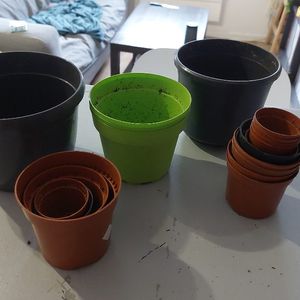 Pots de fleurs en plastique