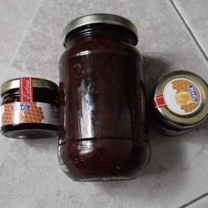 Confitures de fraises et mini pots de miel