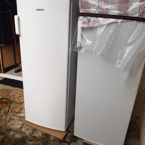 Un congélateur et réfrigérateur  en état de marche