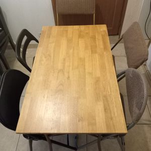 Table avec chaises pliantes