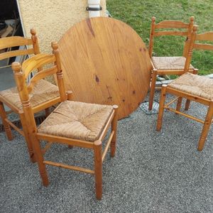 Donne table et chaises