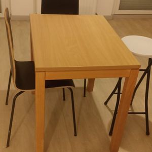 Table en bois + 2 chaises