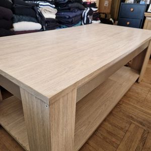 Table basse en bois clair