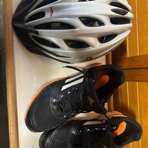 Chaussure sport et casque vélo 