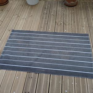 Donne tapis à rayures 