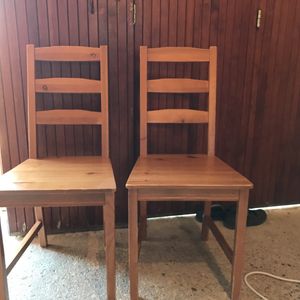 Deux chaises en bois