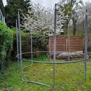 Structure trampoline avec toile de saut