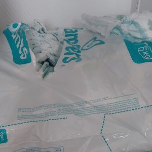 Donne lot de 300 couches pampers taille 5