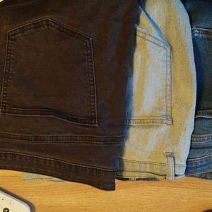 3 jeans avec trous au niveau des cuisses 