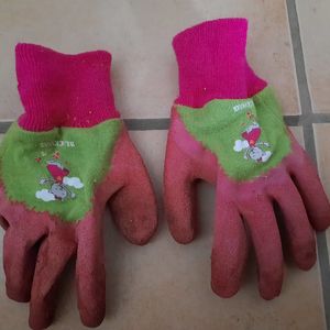 Une paire de gants de jardinage enfants