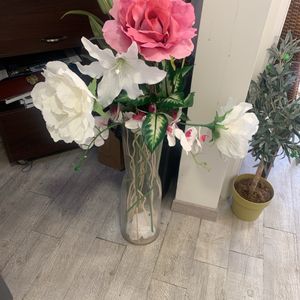 Vase et fausse fleur 