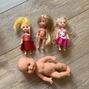 Petites poupées barbies et poupon 
