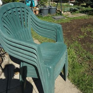 5 chaises vertes d'extérieur
