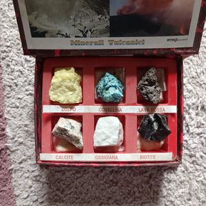 Petite boîte de pierres volcaniques 