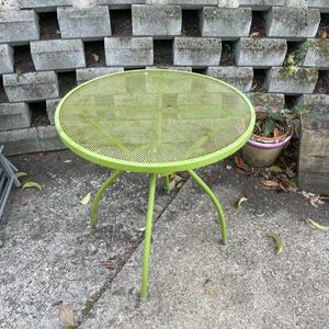 Table en métal verte