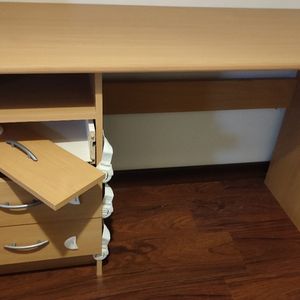 Bureau avec un tiroir à bricoler 