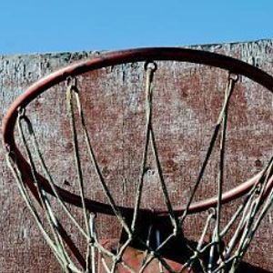 vieux cerceaux de basket sur panneau bois