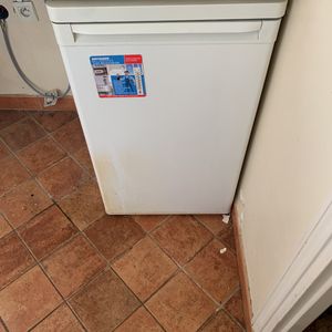 Petit frigo fonctionnel à nettoyer