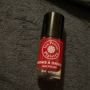Vernis à ongles rouge 