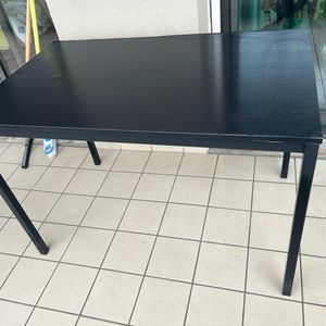 Table noir IKEA 