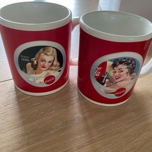 2 mugs coca cola