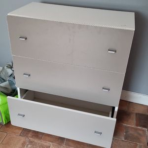 Commode grise et blanche