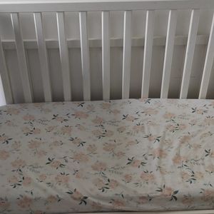 Lit bébé à barreaux+ matelas + linge de lit 