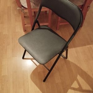 Chaise noire neuve jamais utilisée 