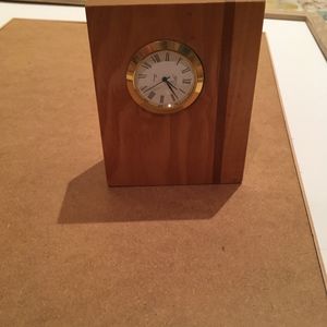 Petite horloge à poser en bois