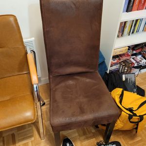 Chaise- assise abîmée 