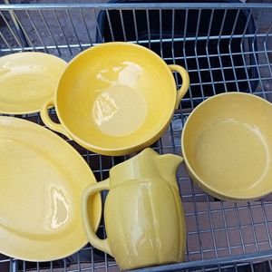 Ensemble de vaisselle jaune