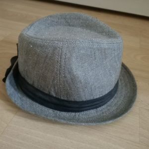 Chapeau gris avec noeud à l'arrière 